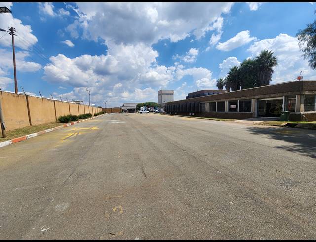 330M² WAREHOUSE TO LET IN ROODEKOP